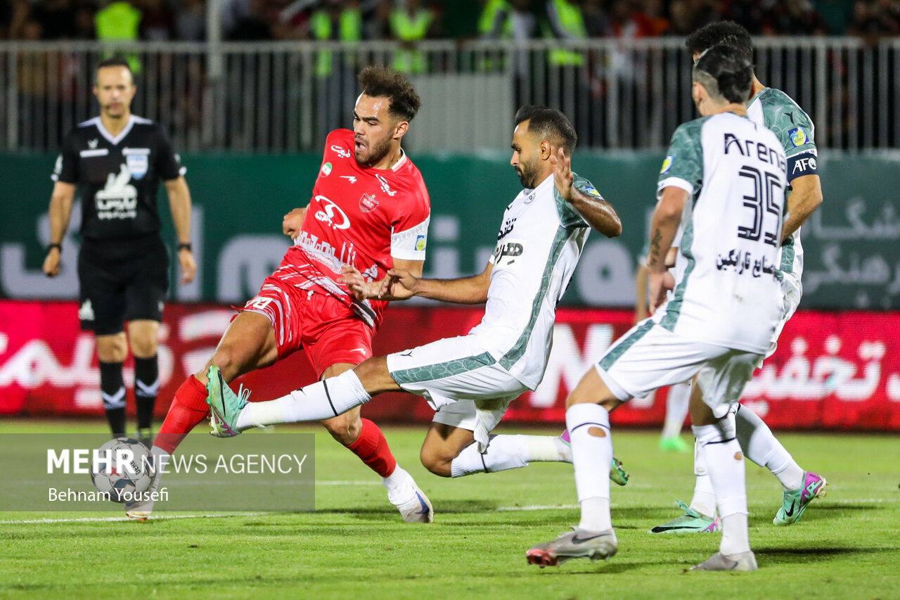 تساوی پرسپولیس مقابل ذوب آهن ۱۰ نفره در نیمه اول - خبرگزاری مهر | اخبار ایران و جهان